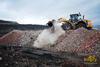 Kolový nakladač Caterpillar 950H ukládá na skládku podrcený beton