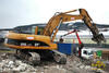 Pásové rypadlo Caterpillar 325C LNME s nůžkami MP20 s vydrcovacími čelistmi, v pozadí DAF CF 75.360 s hydraulicku rukou Palfinger Epsilon E11...