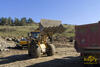 Caterpillar 928H firmy Matrix Slovakia s.r.o nakladá na tatru