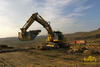 Komatsu PC 380 LC firmy OSDM prenáša obrovské kusy kameňa