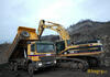 Pásové rypadlo Caterpillar 345B LME a Mercedes Benz Actros 3344