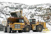 Kolový nakladač Caterpillar 988H nakládá pevný dempr Caterpillar 771D