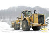 Kolový nakladač Caterpillar 988H s ochrannými řetězy Pewag Square Granit 18