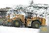 Kolový nakladač Caterpillar 988H s ochrannými řetězy Pewag Square Granit 18
