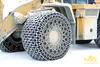 Ochranné řetězy Pewag Square Granit 18 na kolovém nakladači Caterpillar 988H