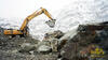 Pásové rypadlo Komatsu PC350LC-8 nakládá pevný dempr Caterpillar 771D