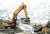 Pásové rypadlo Komatsu PC350LC-8 nakládá pevný dempr Caterpillar 771D