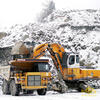 Pásové rypadlo Liebherr R 964 C Litronic nakládá pevný dempr Caterpillar 771D