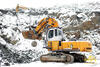 Pásové rypadlo Liebherr R 964 C Litronic právě upustilo kouli