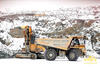 Pevný dempr Caterpillar 771D si najíždí k pásovému rypadlu Liebherr R 964 C Litronic