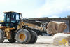 Kolový nakladač Caterpillar 930G se žulovým blokem na vidlích