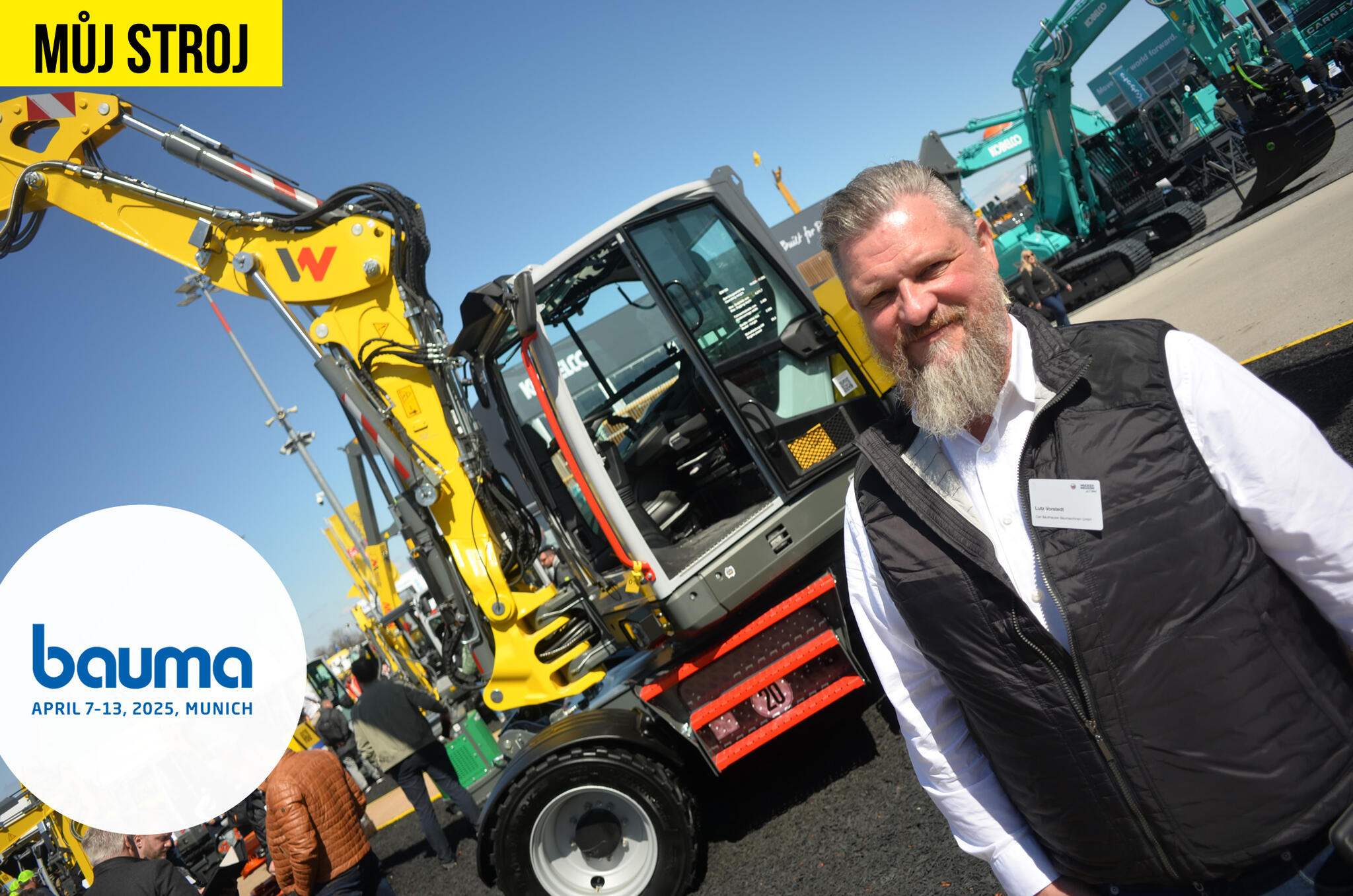 Lutz Vorstedt před kolovým rypadlem Wacker Neuson EW100