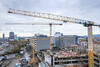 Dva jeřáby Liebherr s horní otočí: v popředí novější Liebherr 125 EC-B 6 a vzadu primární a nejvyšší jeřáb EC-B 130 6