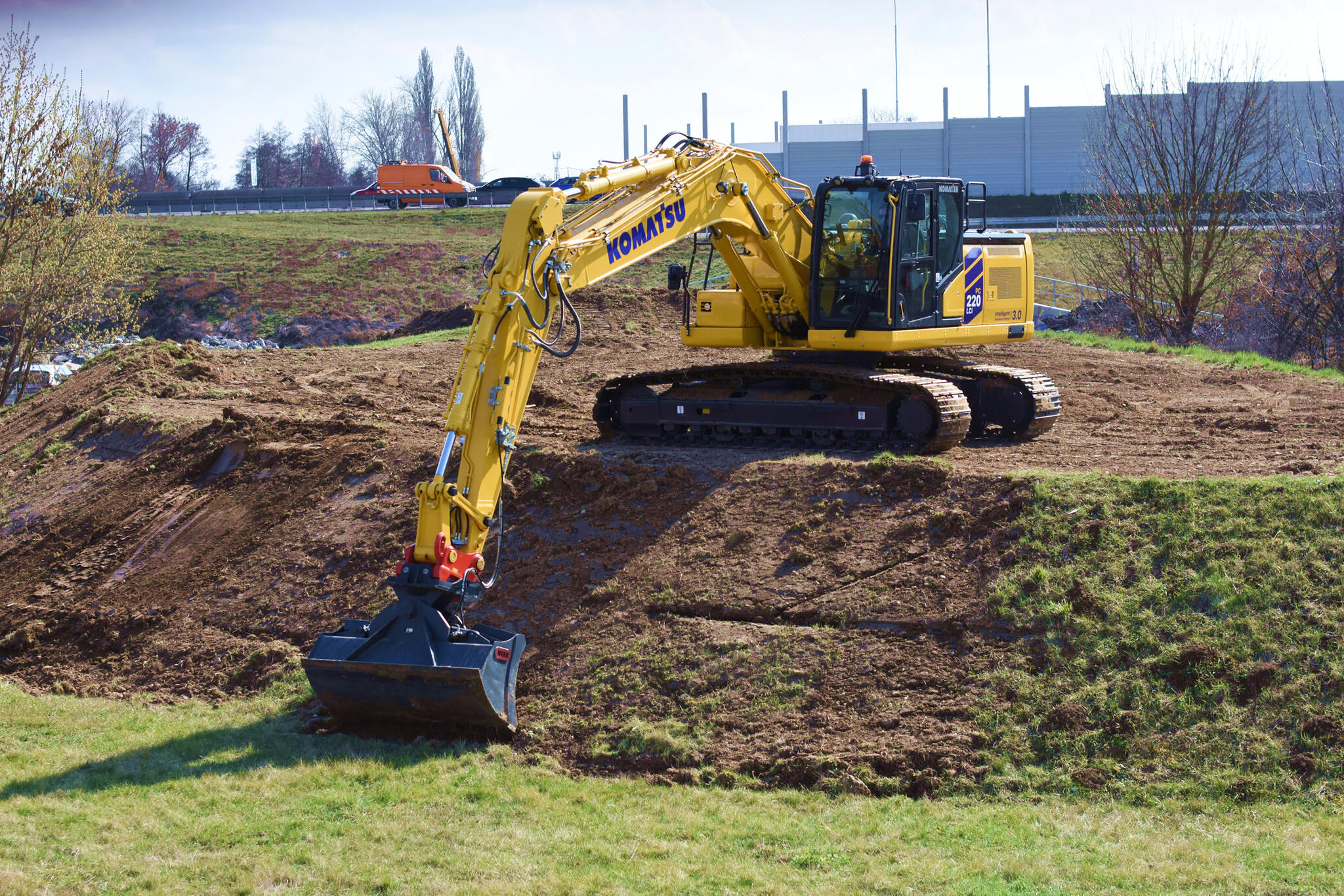 01. Komatsu PC220LCi-12 na zkušebním polygonu v Brně
