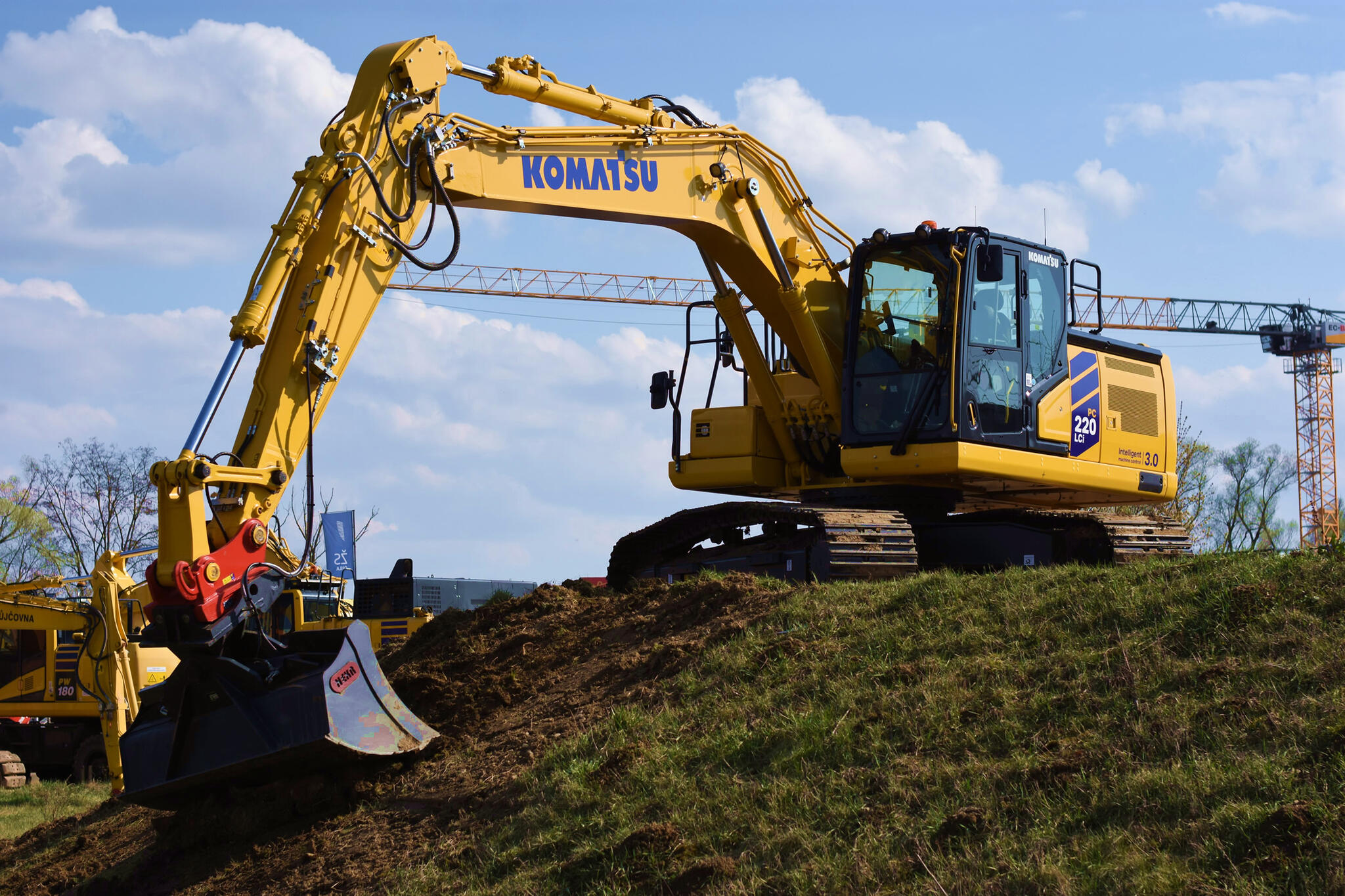 02. Komatsu PC220LCi-12