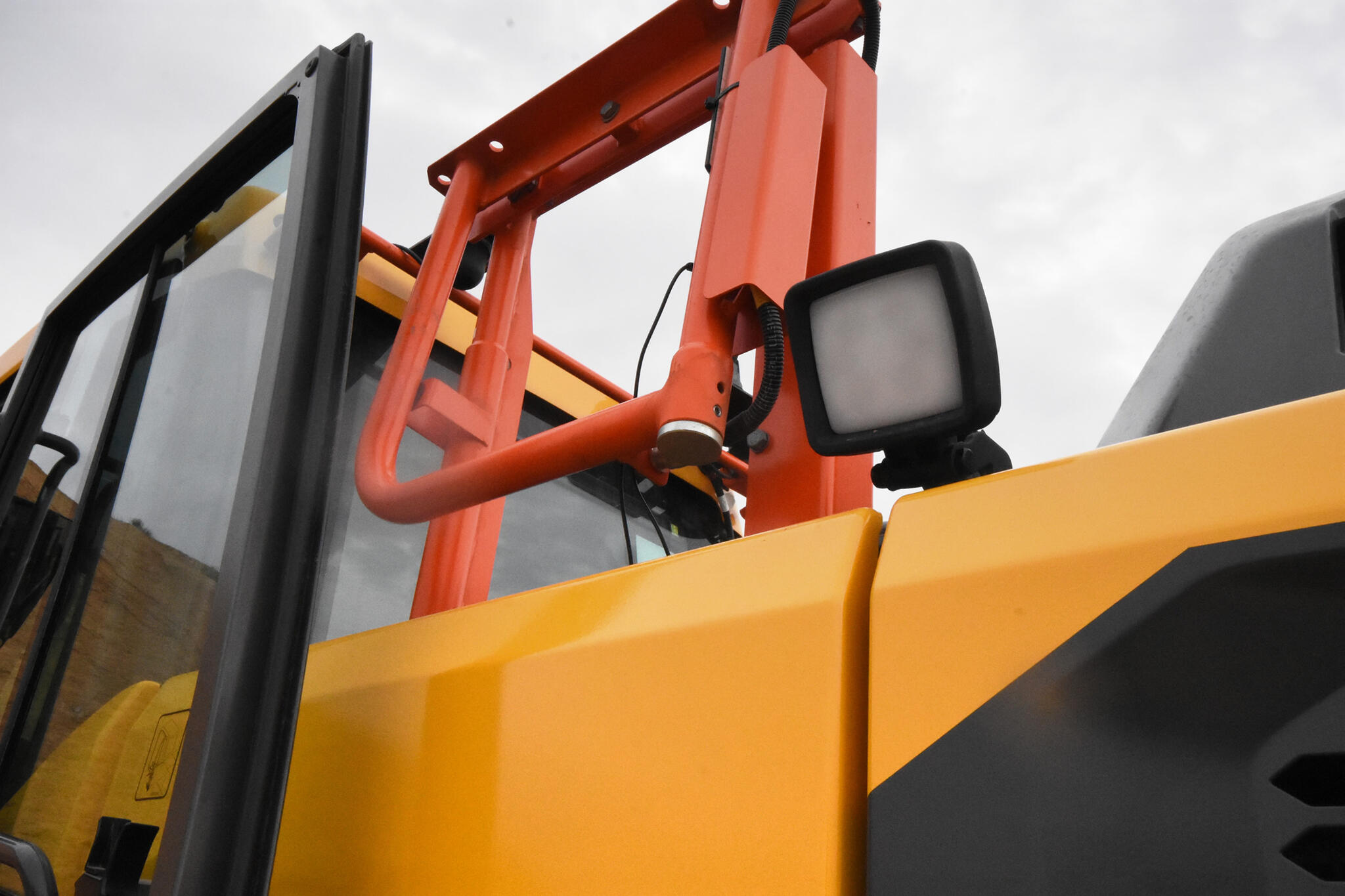 07. Volvo EC230 - sklopné zábradlí se závitem pro GNSS anténu