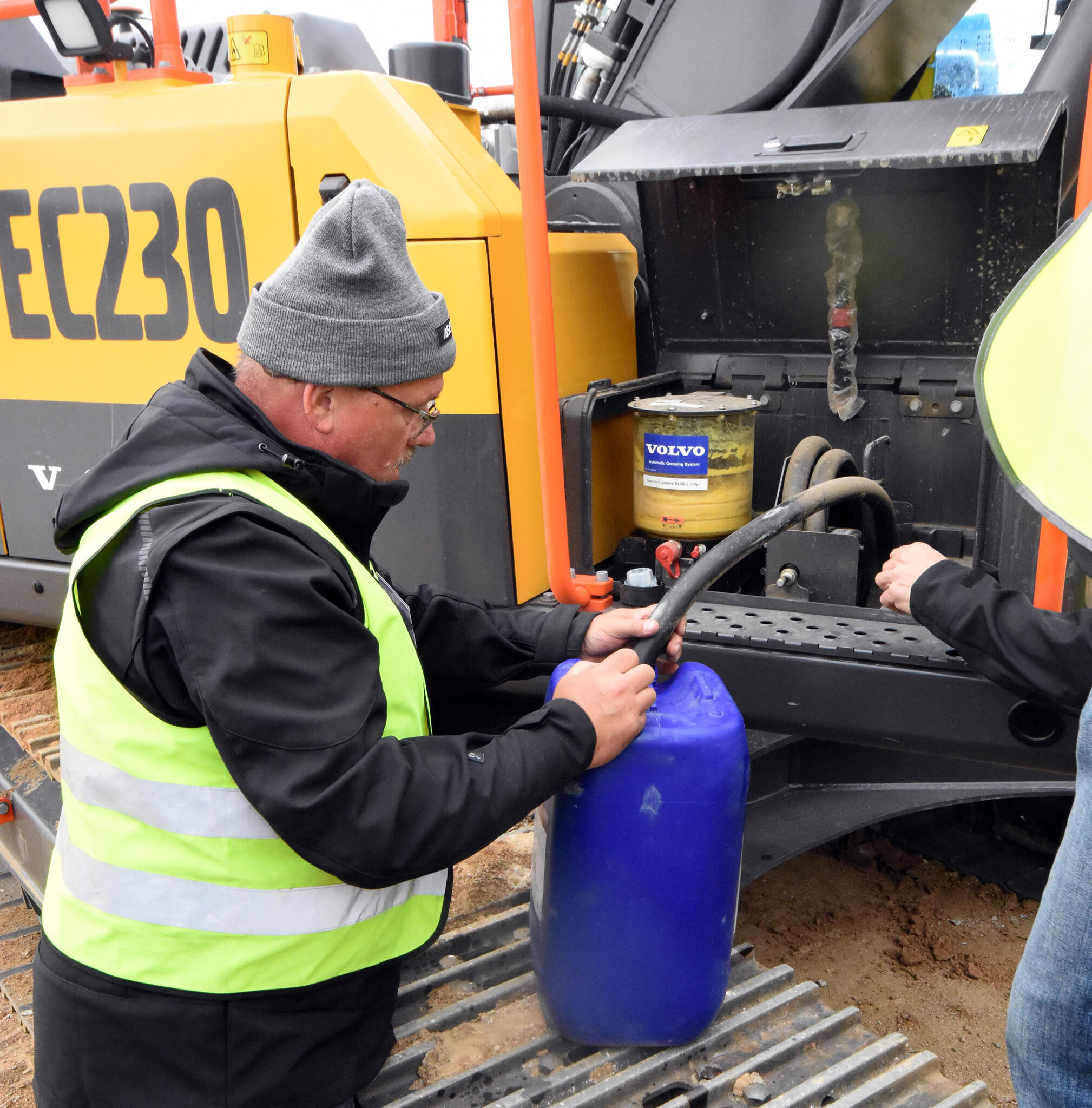 08. Volvo EC230 - tankovací čerpadlo je samozřejmostí 