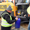 08. Volvo EC230 - tankovací čerpadlo je samozřejmostí 
