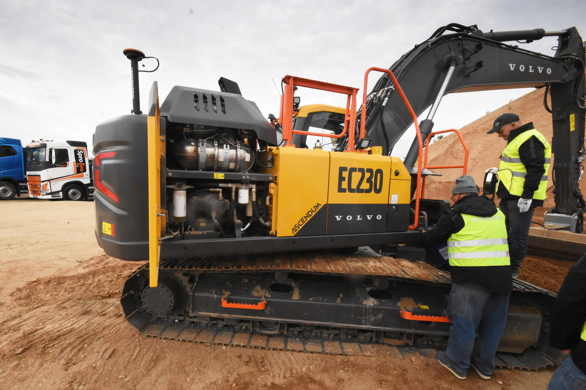 09. Volvo EC230 - servisní přístup zprava