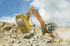 Nabírání materiálu do drticí lžíce Atlas Copco BC 2500
