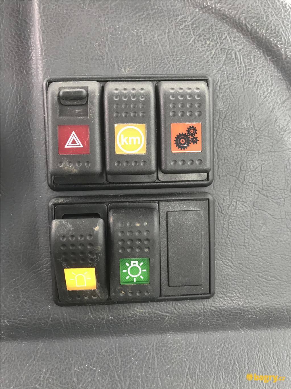 13. Soustava tlačítek vpravo pod volantem - oranžové s ozubenými kolečky přepíná režimy převodovky.
