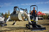 01. Elektrický pásový mikrobagr Bobcat E10e (foto David Frodl)