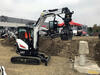 05. Bobcat E27 se vrhá na skládačku