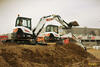 02. Bobcat E55z, v pozadí Bobcat E50z