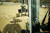 07. Pohled z kabiny rypadla Bobcat E55z - manipulace s kulatinou
