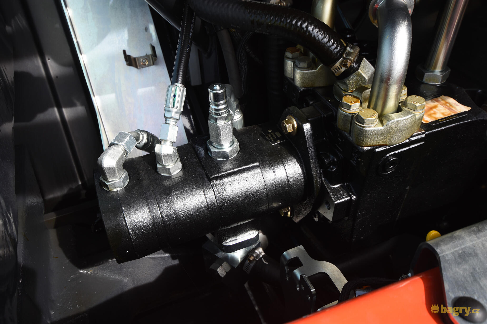 32. Kolový nakladač Bobcat L85 - hydraulická čerpadla