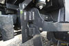 38. Kolový nakladač Bobcat L85 - detail zavěšení stupaček