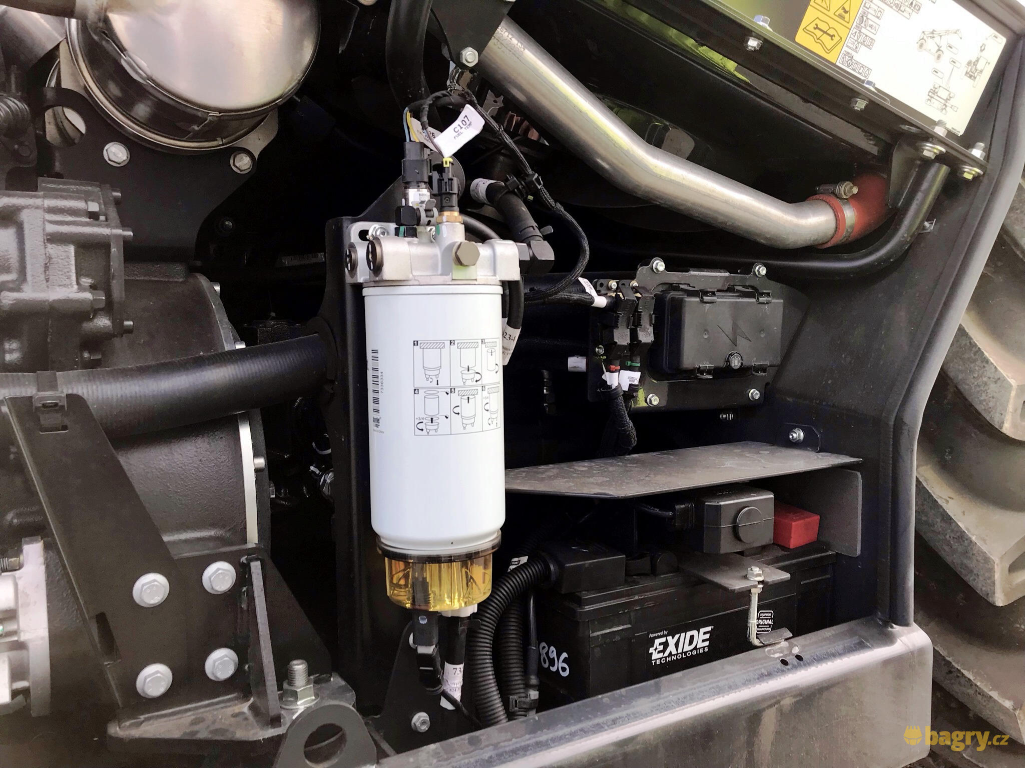 68. Palivový filtr a akumulátor s automatickým odpojovačem