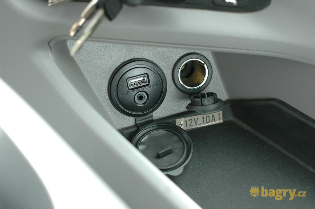 18. Audio a USB konektory jsou vedle zásuvky na 12 V