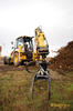 Caterpillar 432F s drapákem na dřevo Penz Crane