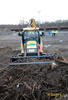 Přední pohled na traktorbagr Caterpillar 432F