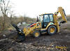 Traktorbagr Caterpillar 432F nabírá materiál
