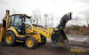 Traktorbagr Caterpillar 432F připraven na nakládání