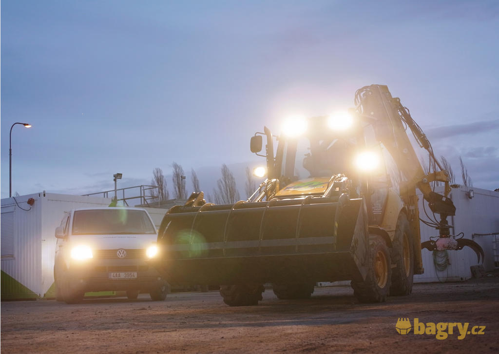 Zkouška světlometů traktorbagru Caterpillar 432F