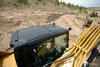 35. Caterpillar 320GC - výklopný střešní panel je z plechu