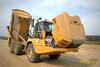 Caterpillar 730C2 s odklopenou kapotou