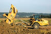 Caterpillar 730C2 s plně vyklopenou korbou