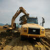 Kloubový dempr Caterpillar 730C2 nakládaný rypadlem Caterpillar 325C LNME
