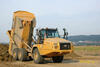 Kloubový dempr Caterpillar 730C2 vyklopil zeminu