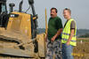 Strojník dozeru Caterpillar D7E Ivan Tvrdoň se svým kolegou Dannym Kolískem