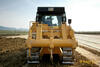Zadní pohled na dozer Caterpillar D7E s třínožovým rozrývačem