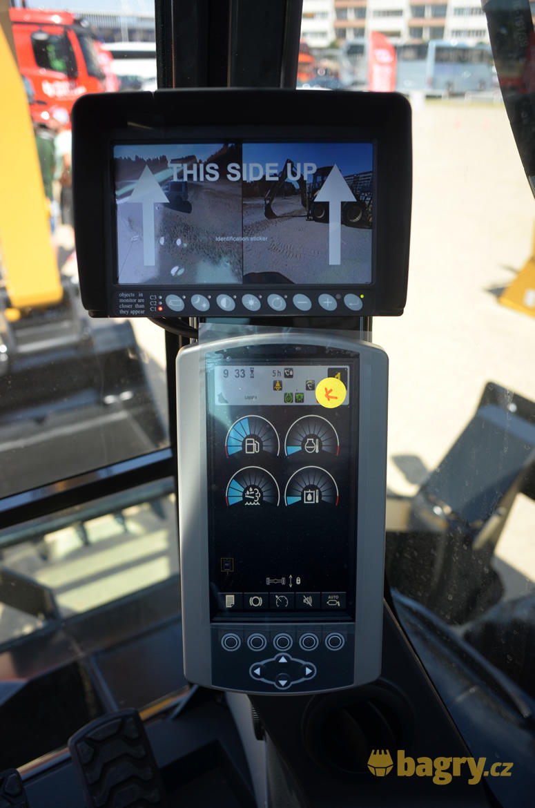 18. Palubní displej s přidruženým originálním monitorem zadní a stranové kamery