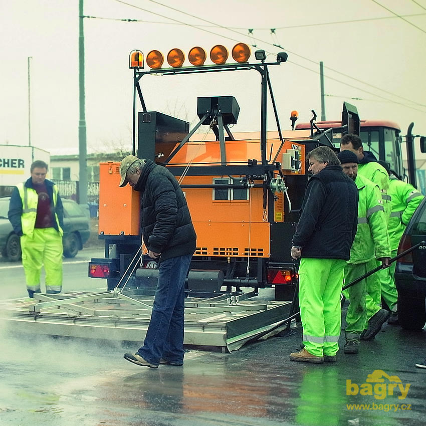 Český mobilní asfaltovací stroj Silkot 70-80 vyžehlí výtluky pomocí recyklátu