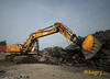 Drticí lopata Hartl Crusher HBC 750 nabírá materiál