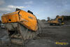 Drticí lopata Hartl Crusher HBC 750 v pozadí s hydromagnetem Atlas Copco HM 2000