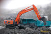 05. Pásové rypadlo Hitachi ZX300LC-6 u násypky drtiče